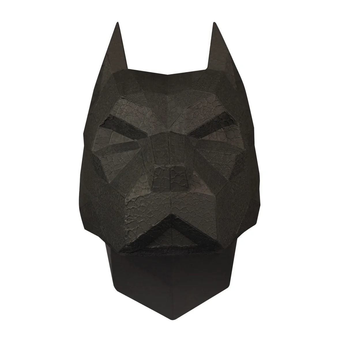 Schwarze, geometrische, polygonale Skulptur eines Hundekopfes mit spitzen Ohren und kantigen Zügen, von vorne gesehen vor weißem Hintergrund.